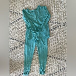 Kyte Baby two piece long sleeve pajamas in an aqua color. Size 2T